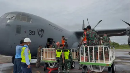 Banjir dan Longsor di Sumbar, BNPB: Distribusi Bantuan Harus Cepat Jangan Numpuk di Gudang Logistik Pengiriman Bantuan dengan Pesawat herculer (BNPB.GO.ID)