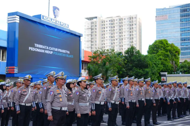 Korlantas Beberkan 3 Parameter saat Operasi Zebra 2025 Korps Lalu Lintas Polri menggelar apel pagi di Lapangan NTMC Polri, Jakarta, Senin (17/11/2025). (humas korlantas)
