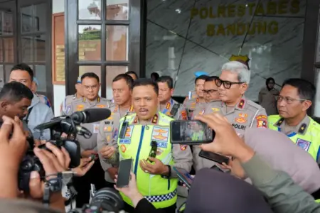 Korlantas Targetkan Penegakan Hukum 95 Persen ETLE Kepala Korps Lalu Lintas Polri Irjen Agus Suryonugroho menyambangi Smart City Road Safety di Polrestabes Bandung, Rabu (12/11/2025).