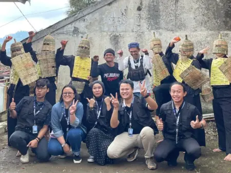 Festival Perang Tomat Bangkit Lagi: Warga Cikareumbi Lestarikan Budaya Sunda Lewat Literasi Digital Festival Perang Tomat Cikareumbi