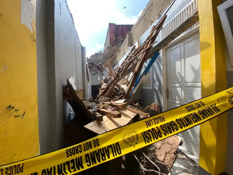 Bangunan SMP Pasundan 1 Kota Bandung ambruk di tengah berlangsungnya kegiatan belajar mengajar (KBM), Senin (3/11/2025). (avila/koranmandala)