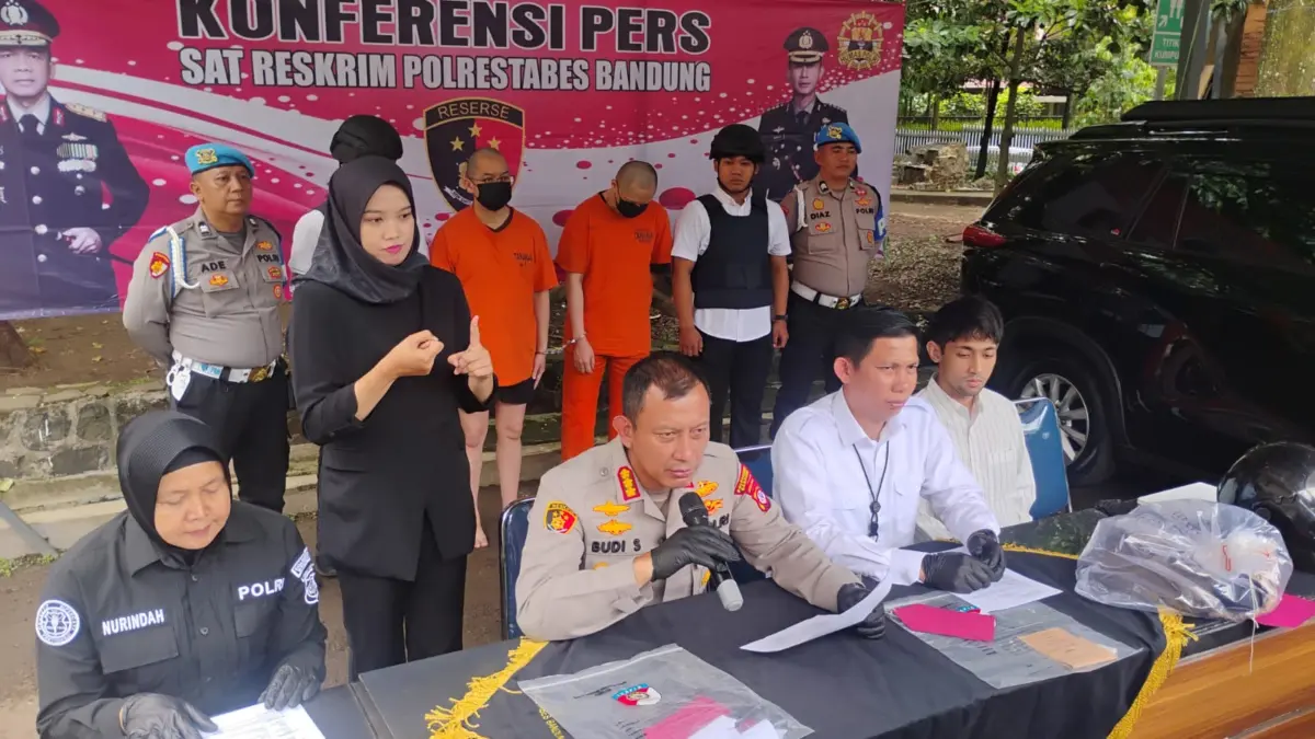 Kapolrestabes Bandung Kombes Budi Sartono memberikan keterangan pers terkait pengungkapan kasus penganiayaan yang menyebabkan tewasnya seseorang di Markas Satreskrim Polrestabes Bandung, Senin (3/11/2025). (avila/koranmandala)