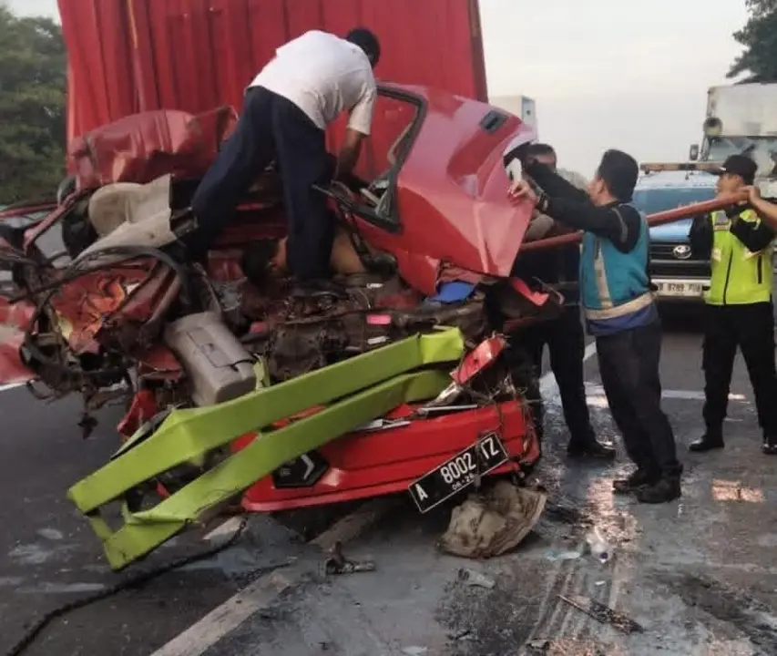 Kecelakaan lalu lintas terjadi di ruas Tol KM 68.800 arah Jakarta, tepatnya di wilayah Desa Kalihurip, Kecamatan Cikampek, Kabupaten Karawang, sekitar pukul 04.45 WIB, Selasa (4/11/2025). (maemunah/koranmandala)