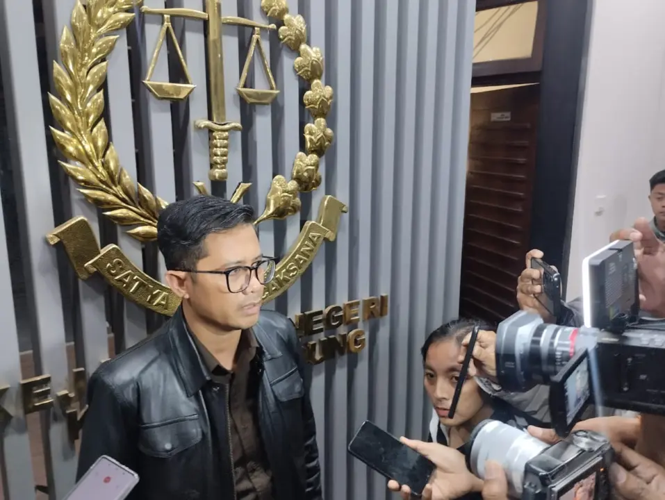 Pelaksana Tugas Kepala Seksi Intel Kejaksaan Negeri Kota Bandung Tumpal H Sitompul memberikan keterangan pada awak media usai pemeriksaan saksi di Kantor Kejaksaan Negeri Kota Bandung, Selasa (4/11/2025). (avila/koranmandala)