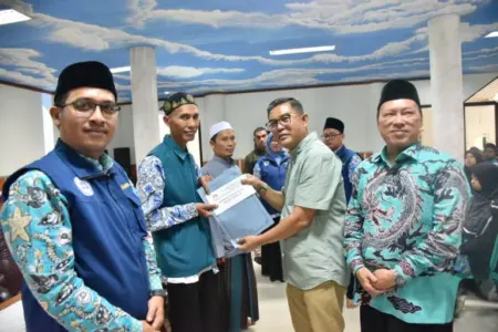 Uu Kusmana: LPQ Cetak Generasi Qurani Berkarakter Seminar Guru Lembaga Pendidikan Al-Qur’an (LPQ) se-Kabupaten Kuningan bertajuk Menggali Potensi Kreatif Guru dalam Pembelajaran Al-Qur’an yang Menyenangkan di Aula Kuningan Islamic Center, Sabtu (8/11/2025). (hendra/koranmandala)