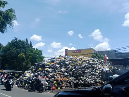 Kuota Sarimukti Penuh, Sampah Menggunung di TPS Dakota Kuota Sarimukti Penuh, Sampah Menggunung di TPS Dakota