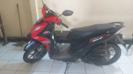 Gegara Diteriaki, Pelaku Gagal Curi Motor Pedagang Sayur Barang bukti berupa 1 unit sepeda motor warna merah-hitam yang berhasil diamankan Polsek Majalaya.