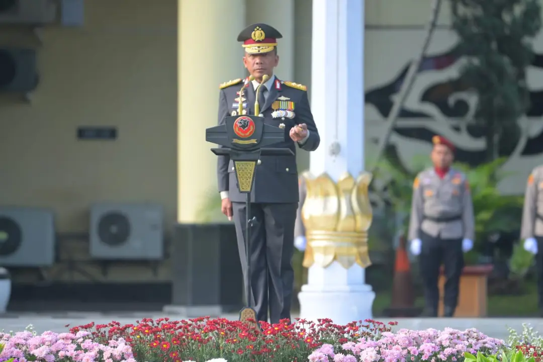 Kapolda Jabar Irjen Rudi Setiawan sebagai inspektur upacara peringatan Hari Pahlawan di halaman Mapolda Jabar, Jalan Soekarno-Hatta, Bandung, Senin (10/11/2025).