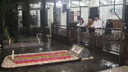 Ketua Fraksi PKB Kota Bandung AA Abdul Rojak: Penetapan Gus Dur dan Syaikhona Kholil Sebagai Pahlawan Nasional adalah Penghormatan bagi Dunia Pesantren Fraksi PKB dan Dewan syuro PKB saat Ziarah ke makam Gus Dur dan Syaikhona Muhammad Kholil