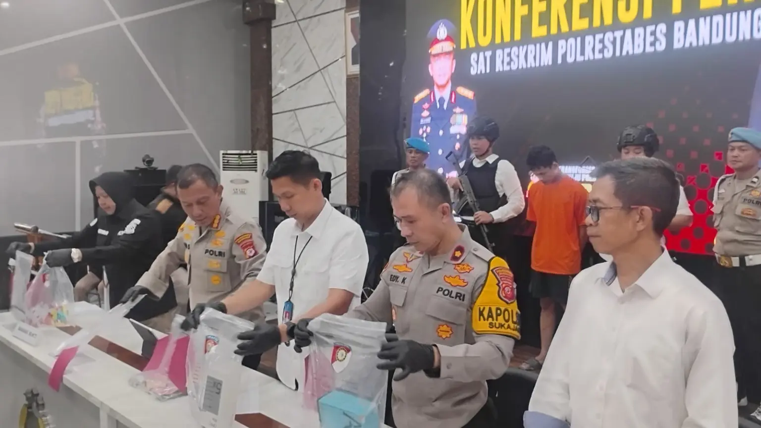 Polrestabes Bandung merilis pengungkapan kasus pencurian disertai pembunuhan penjaga konter ponsel di Mapolrestabes Bandung, Rabu (12/11/2025). (avila/koranmandala)