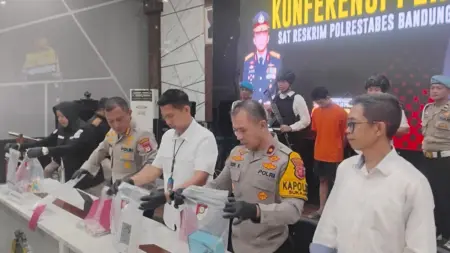 Kelilit Judol, Pelaku Tega Habisi Nyawa Penjaga Konter Ponsel Polrestabes Bandung merilis pengungkapan kasus pencurian disertai pembunuhan penjaga konter ponsel di Mapolrestabes Bandung, Rabu (12/11/2025). (avila/koranmandala)