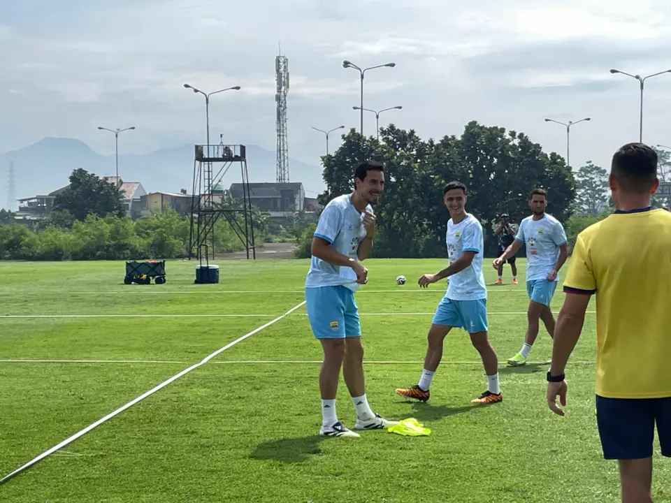 Eliano dan Thom Kembali ke Kandang: Semangat Baru di Latihan Persib Bandung