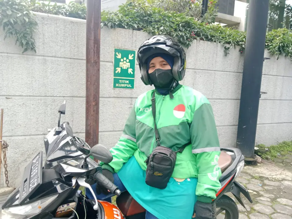 Di atas motor, ia menghidupkan semangat Kartini: mandiri, kuat, dan tak menyerah, Sabtu 15/11/2025 (Sarah/Koranmandala)