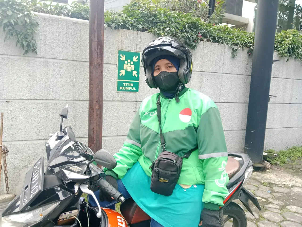 Di atas motor, ia menghidupkan semangat Kartini: mandiri, kuat, dan tak menyerah, Sabtu 15/11/2025 (Sarah/Koranmandala)