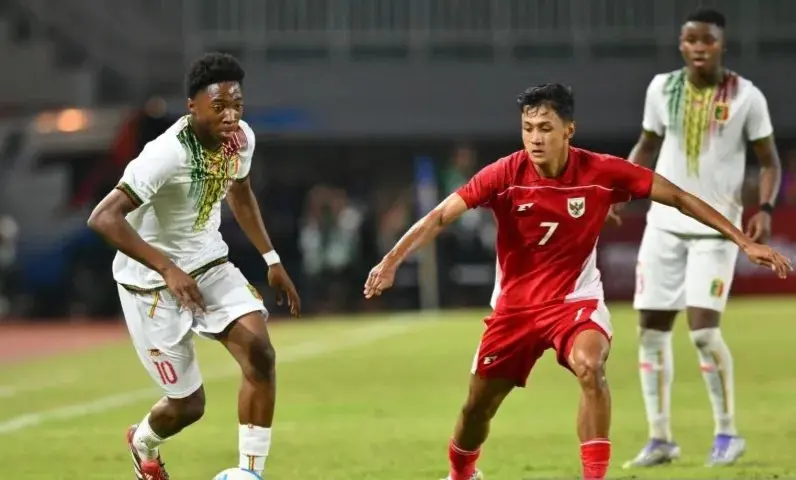 Tim U-22 Indonesia harus mengakui keunggulan Mali usai takluk 0-3 dalam laga di Stadion Pakansari, Bogor, Sabtu (15/11/2025). (istimewa)