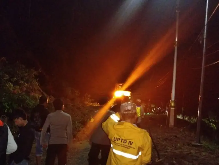 Hujan Deras Picu Longsor di Bungbulang–Caringin