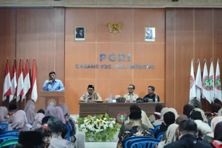 Bupati Abdusy Syakur Amin memberikan pembinaan dan juga pengarahan kepada 141 kepala sekolah jenjang sekolah dasar (SD) dan pengawas sekolah di Bale Indonesia Rehabilitasi Hutan dan Lahan Malangbong, Sabtu (15/11/2025).