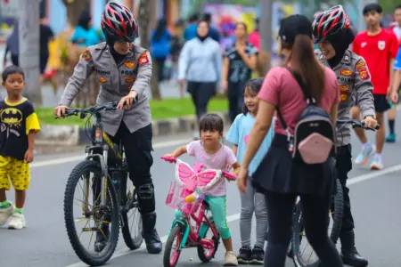Patroli di CFD, Polwan Karawang Ingin Masyarakat Nyaman Para personel polisi wanita Polres Karawang melaksanakan patroli sepeda di car free day (CFD), Minggu (16/11/2025). (maemunah/koranmandala)