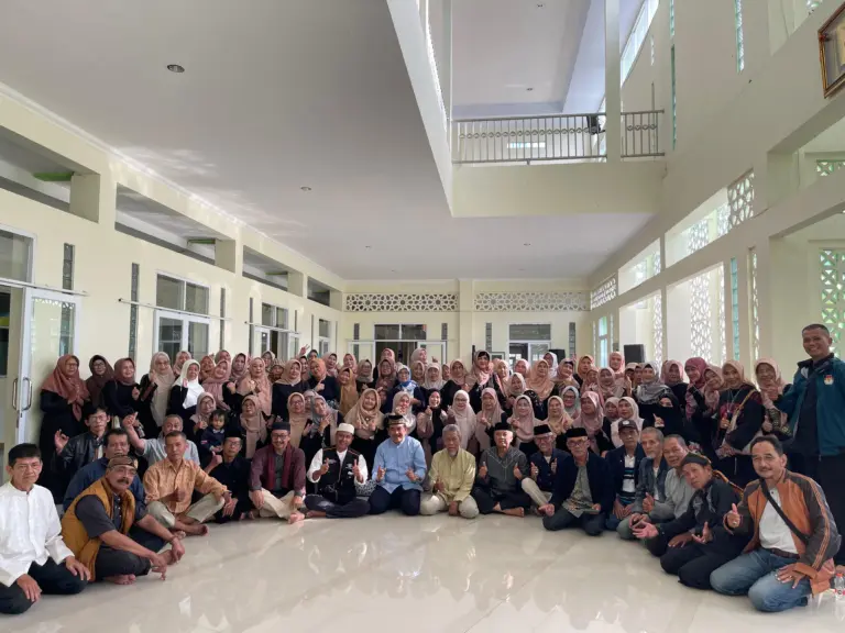 Kajian Keluarga Besar Alumni SMPN 1 Garut ke-14 yang dihelat di Mesjid Al-Ihsan SMPN 1, Jalan Ahmad Yani, Sabtu (15/11/2025). (ridaningsih/koranmandala)