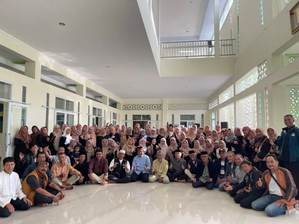 Kajian Keluarga Besar Alumni SMPN 1 Garut ke-14 yang dihelat di Mesjid Al-Ihsan SMPN 1, Jalan Ahmad Yani, Sabtu (15/11/2025). (ridaningsih/koranmandala)