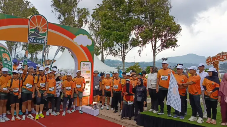 Ratusan peserta mengikuti acara Sunset JagaRun 2025 yang diselenggarakan oleh Jagara Eco Park di Jalan Sekerta Timur, Jagara, Kecamatan Darma, Kabupaten Kuningan, Sabtu (15/11/2025). (hendra/koranmandala)