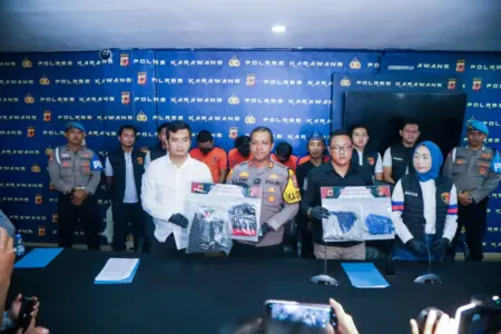 Tuduh Pencuri, Empat Pria Aniaya Anak Disabilitas hingga Tewas Polres Karawang merilis kasus penganiayaan terhadap anak disabilitas, Senin (17/11/2025). (istimewa)