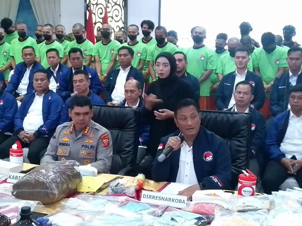 Polda Jabar Jaring Ratusan Orang dalam Operasi Antik Direktur Reserse Narkoba Polda Jawa Barat Kombes Albert Deddy Sulistyo Nugroho memberi keterangan pada awak media dalam jumpa pers Operasi Antik Lodaya di Mapolda Jawa Barat, Kamis (20/11/2025).