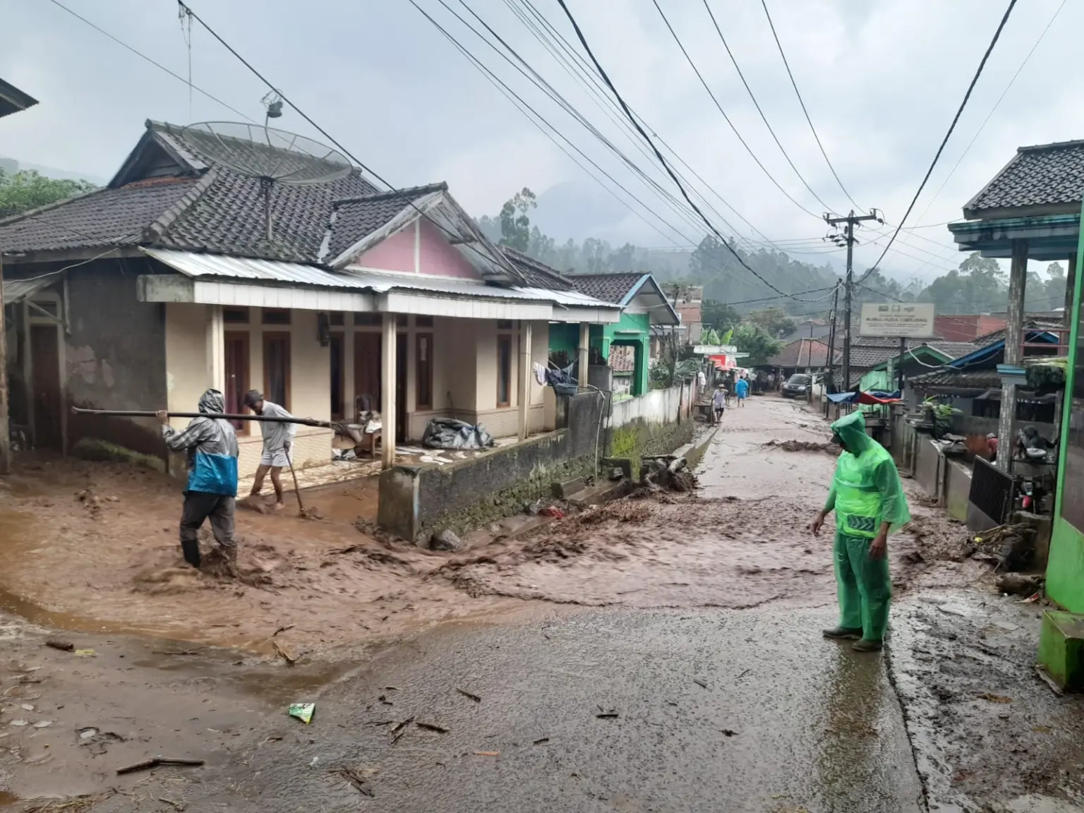 Polsek Cisurupan Cek TKP Banjir dan Lakukan Penanganan Bersama Warga