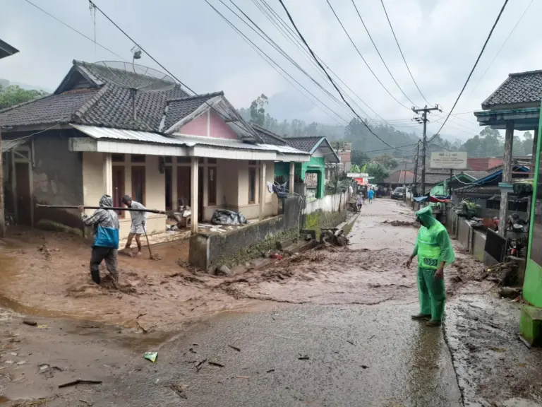 Polsek Cisurupan Cek TKP Banjir dan Lakukan Penanganan Bersama Warga