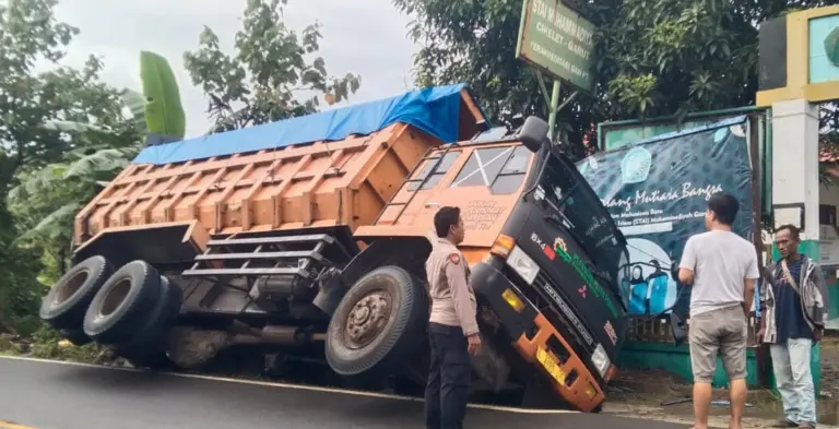 Polsek Cikelet Evakuasi Truk Fuso yang Alami Laka Tunggal di Jalur Lintas Selatan