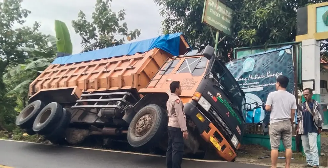 Polsek Cikelet Evakuasi Truk Fuso yang Alami Laka Tunggal di Jalur Lintas Selatan