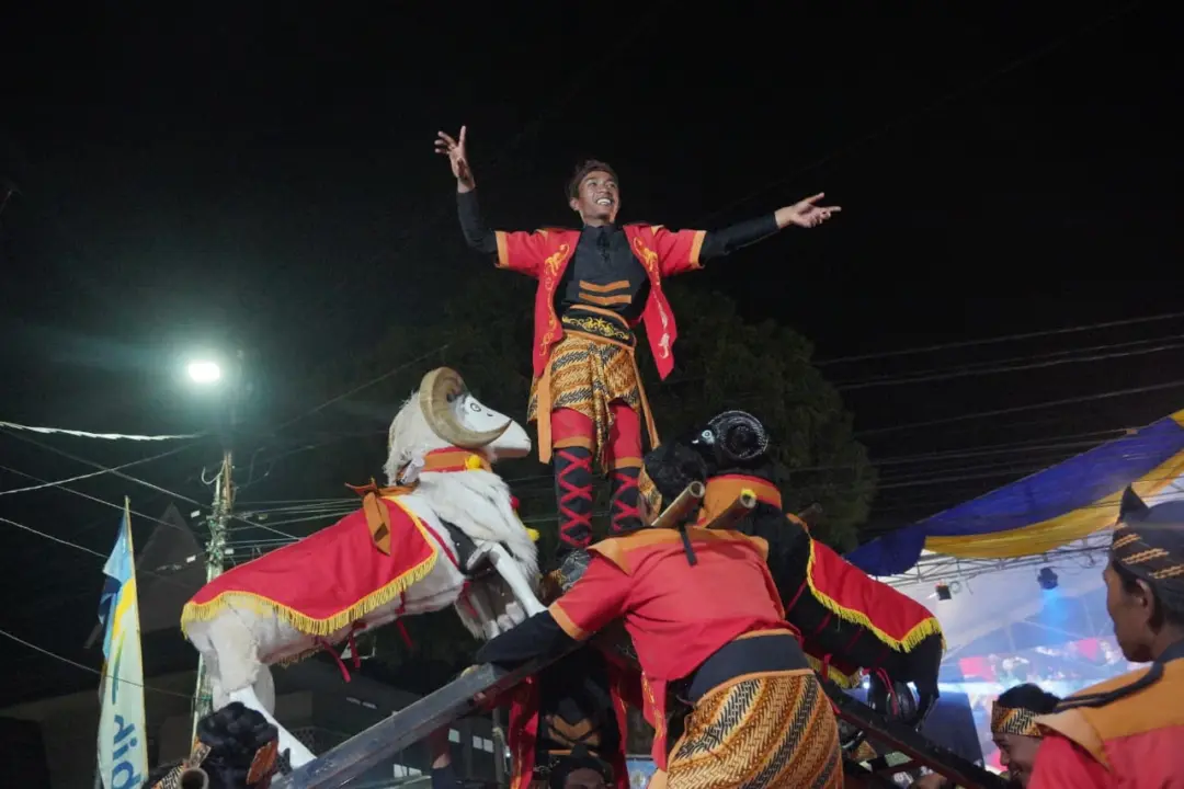 Pagelaran Gebyar Pesona Budaya Garut yang mengusung tema Garut Hebat Budaya Kuat Pariwisata Meningkat di halaman Bale Paminton, Kecamatan Garut Kota, Kabupaten Garut, Sabtu (22/11/2025) malam. (ridaningsih/koranmandala)