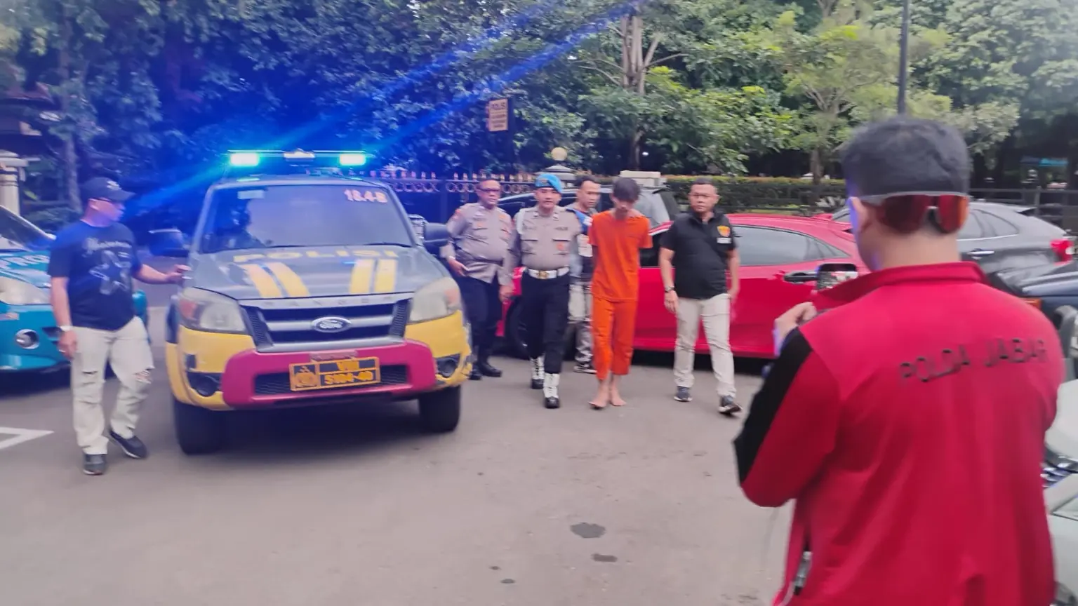 Anggota Satuan Reserse Kriminal Polrestabes Bandung membawa tersangka penganiayaan seorang remaja ke Markas Satreskrim Polrestabes Bandung, Jalan Badak Singa, Kota Bandung, Minggu (23/11/2025). (avila/koranmandala)