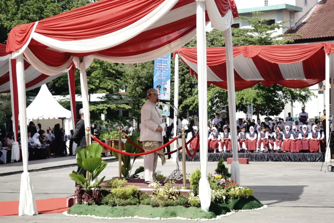 Bupati Garut Pimpin Upacara Hari Guru Nasional dan HUT PGRI ke-80: Pendidikan Adalah Fondasi Kekuatan Indonesia di Masa Depan