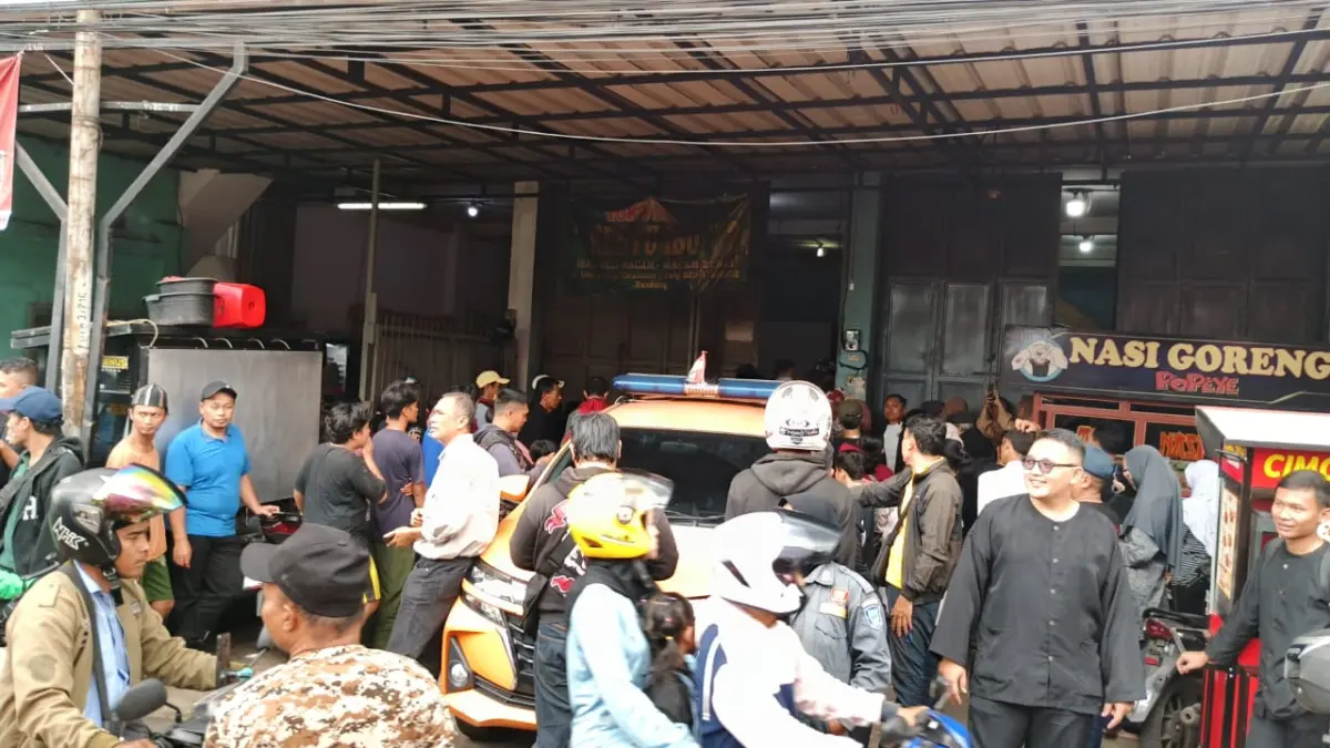 Suasana di sebuah toko beras di kawasan Jatihandap, Kecamatan Mandalajati, Kota Bandung, usai penemuan mayat seorang pria, Kamis (27/11/2025). (avila/koranmandala)
