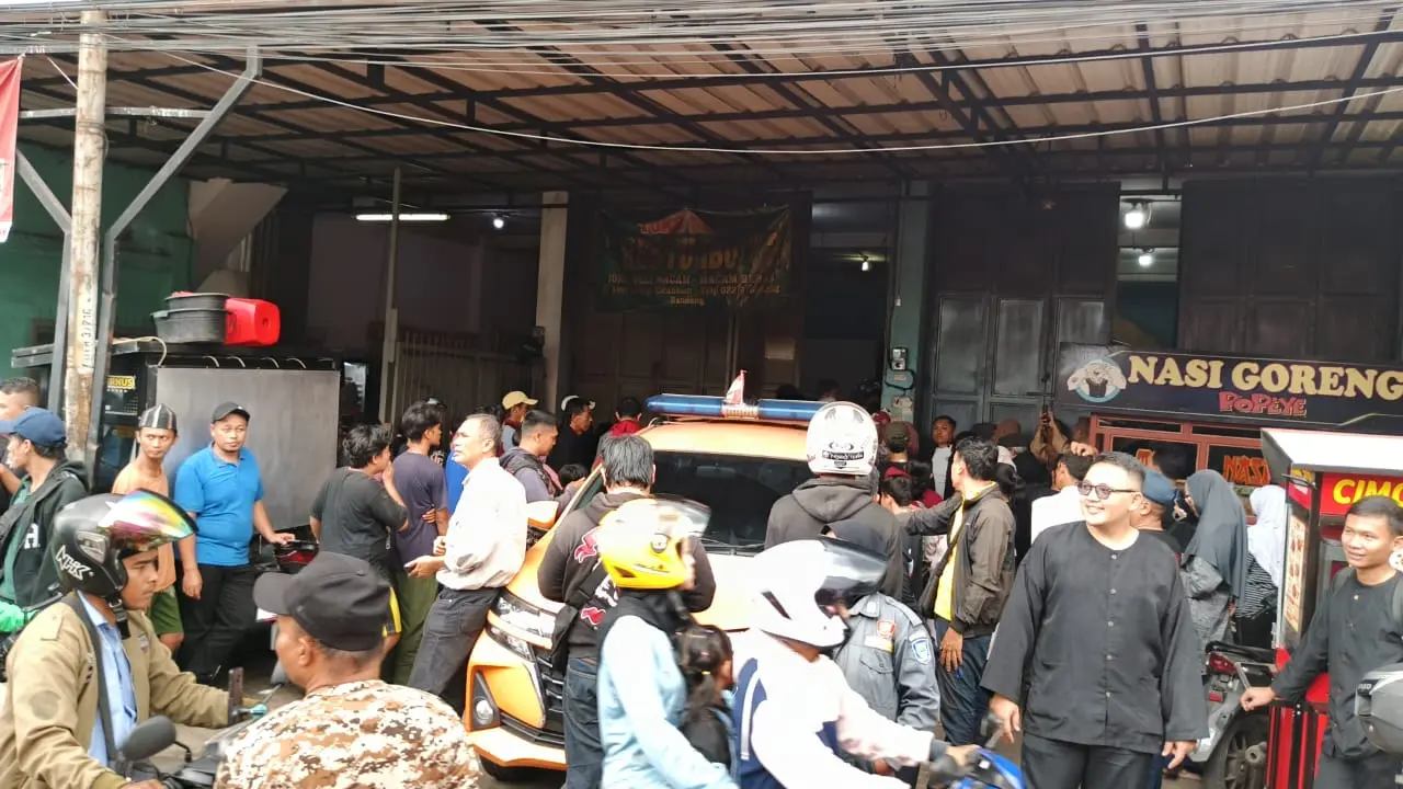 Tak Kuat Tanggung Beban, Pria Paruh Baya Diduga Akhiri Hidupnya Suasana di sebuah toko beras di kawasan Jatihandap, Kecamatan Mandalajati, Kota Bandung, usai penemuan mayat seorang pria, Kamis (27/11/2025). (avila/koranmandala)