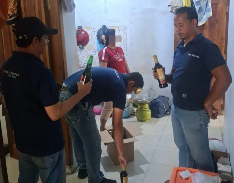 Petugas Polresta Cirebon mengamankan 127 botol miras pabrikan berbagai merek dan miras tradisional ciu maupun arak bali saat razia, Rabu (26/11/2025).