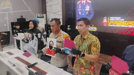 Kapolrestabes Bandung Kombes Budi Sartono bersama Kasatreskrim Kompol Anton memperlihatkan barang bukti kasus kasus meninggalnya balita 4 tahun dalam jumpa pers di Mapolrestabes Bandung, Jumat (28/11/2025). (avila/koranmandala)