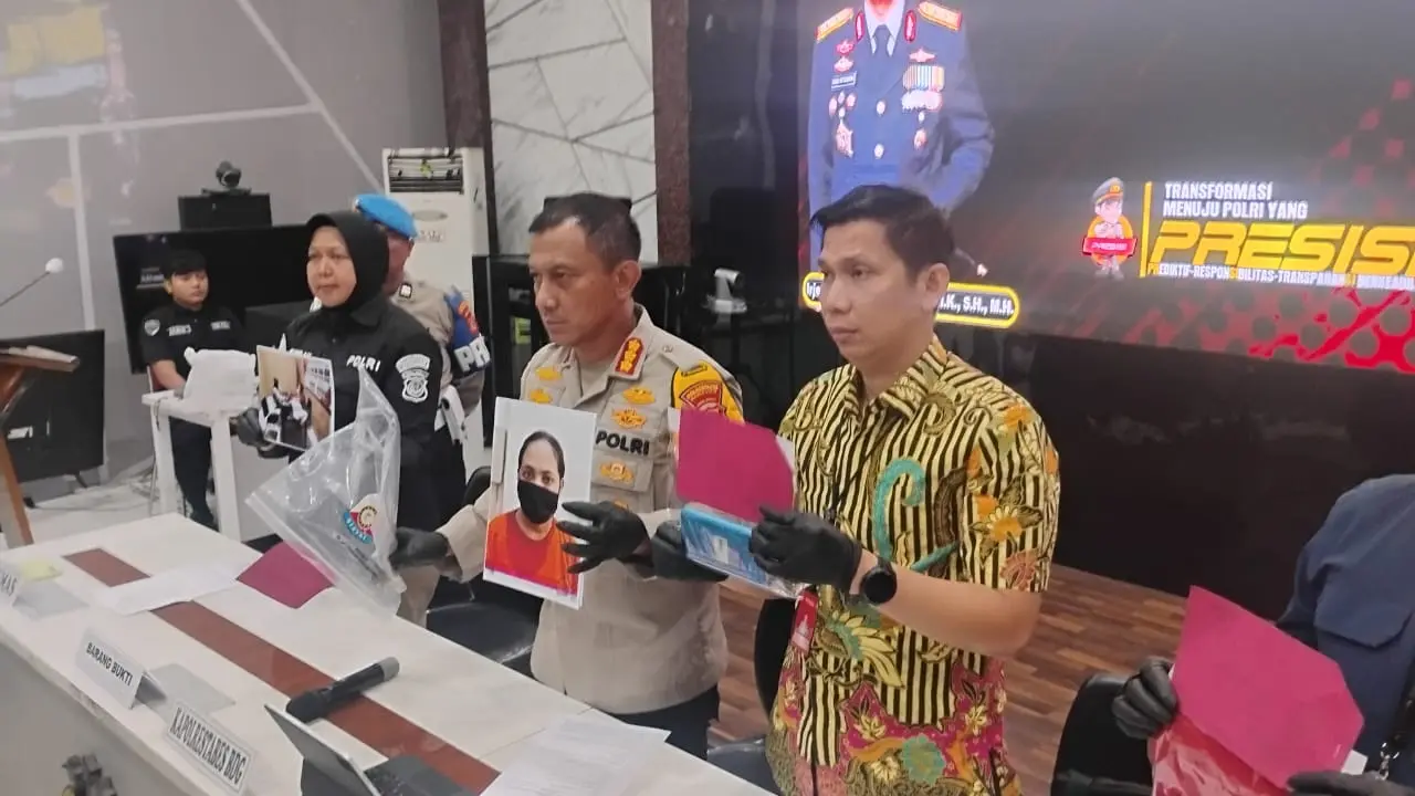 Cemburu, Ibu Tiri Tega Habisi Nyawa Anak Sambungnya Kapolrestabes Bandung Kombes Budi Sartono bersama Kasatreskrim Kompol Anton memperlihatkan barang bukti kasus kasus meninggalnya balita 4 tahun dalam jumpa pers di Mapolrestabes Bandung, Jumat (28/11/2025). (avila/koranmandala)
