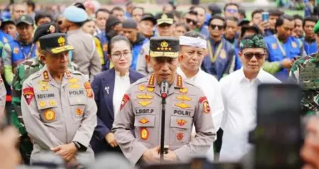 Kapolri Jenderal Listyo Sigit Prabowo memberi keterangan pada awak media usai Apel Ojek Online Kamtibmas di Lapangan Upakarti, Soreang, Kabupaten Bandung, Sabtu (8/11/2025). (istimewa)