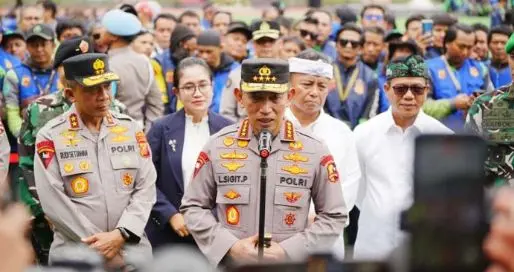 Kapolri Jenderal Listyo Sigit Prabowo memberi keterangan pada awak media usai Apel Ojek Online Kamtibmas di Lapangan Upakarti, Soreang, Kabupaten Bandung, Sabtu (8/11/2025). (istimewa)