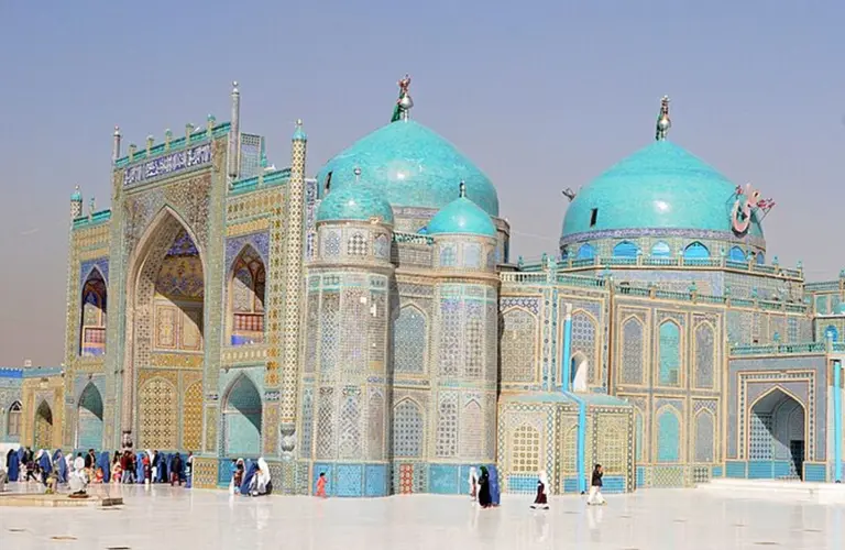 Afghanistan Diguncang Gempa 6.3 Magnitude, Masjid Biru yang Ikonik Hancur Masjid Biru yang ikonik di Mazar-i-Sharif