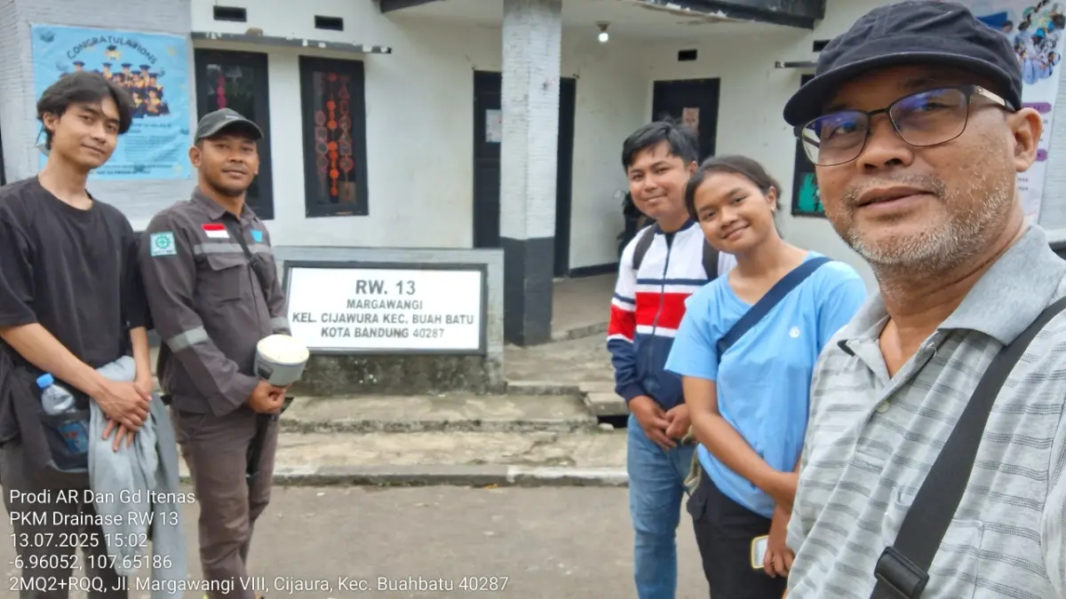 Sebagian Anggota Tim PKM Pemetaan Drainase di Lokasi (Foto: Tim PKM) 