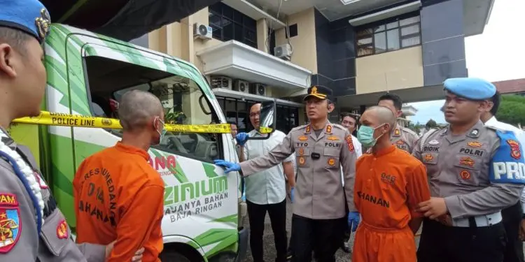 Polisi menangkap dua orang pemuda asal Kota Bandung yang kedapatan mencuri potongan besi guardrail (pembatas jalan) di kawasan Tol Cisumdawu. Keduanya dihadirkan dalam jumpa pers di Mapolres Sumedang, Senin (3/11/2025). (istimewa)