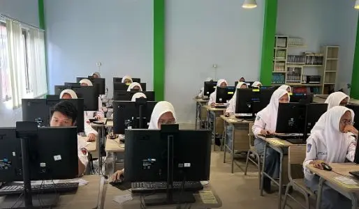 Wamendikdasmen Tinjau Hari Pertama TKA di Bandung