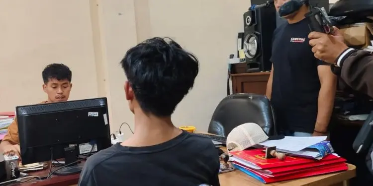 Motif Asmara, Seorang Pemuda Bacok Korban Gunakan Celurit Polres Kuningan berhasil meringkus pelaku penganiayaan dengan senjata tajam terhadap seorang pemuda, Selasa (25/11/2025) dini hari.