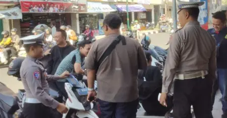 Petugas Satuan Lalu Lintas Polres Garut memberikan imbauan kepada masyarakat untuk tidak merokok saat mengemudi.