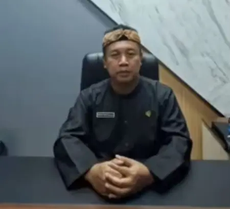 Direktur PDAM Tirta Intan Garut Temui Keluarga yang Terdampak Polemik Lahan Sumber Air Direktur utama PDAM Tirta Intan Garut H.Dadan Hidayatulloh