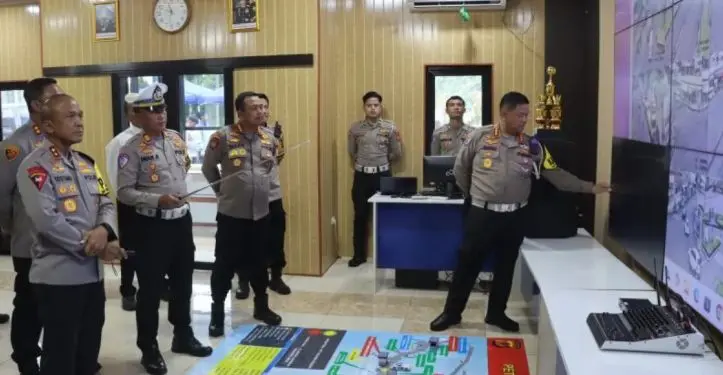 Kapolda Jawa Barat Irjen Rudi Setiawan saat meninjau kesiapan jalur selatan di wilayah Kabupaten Ciamis, Kamis (20/11/2025).