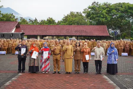 Wabup Garut Pimpin Apel Purna Tugas ASN, Serahkan SK Pensiun Secara Simbolis Wabup Garut menyampaikan apresiasi kepada para ASN yang telah menuntaskan masa pengabdiannya sebagai abdi negara.